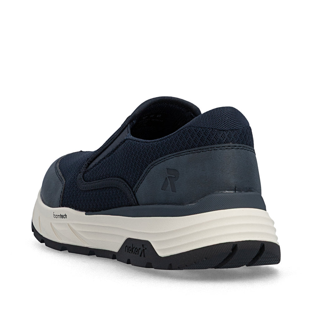 Blaue Rieker Herren Slipper 06152-14 mit einem Gummizug sowie dem Gel-Fußbett. Schuh von hinten.