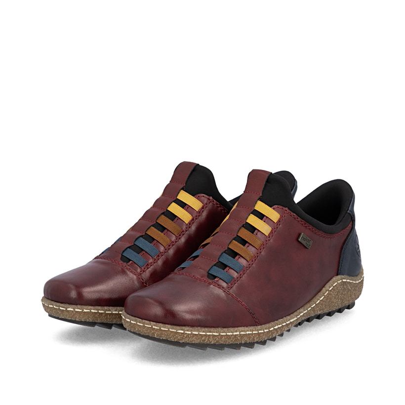 Rote Rieker Damen Slipper L7562-35 aus Glattleder. Schuhpaar seitlich schräg.