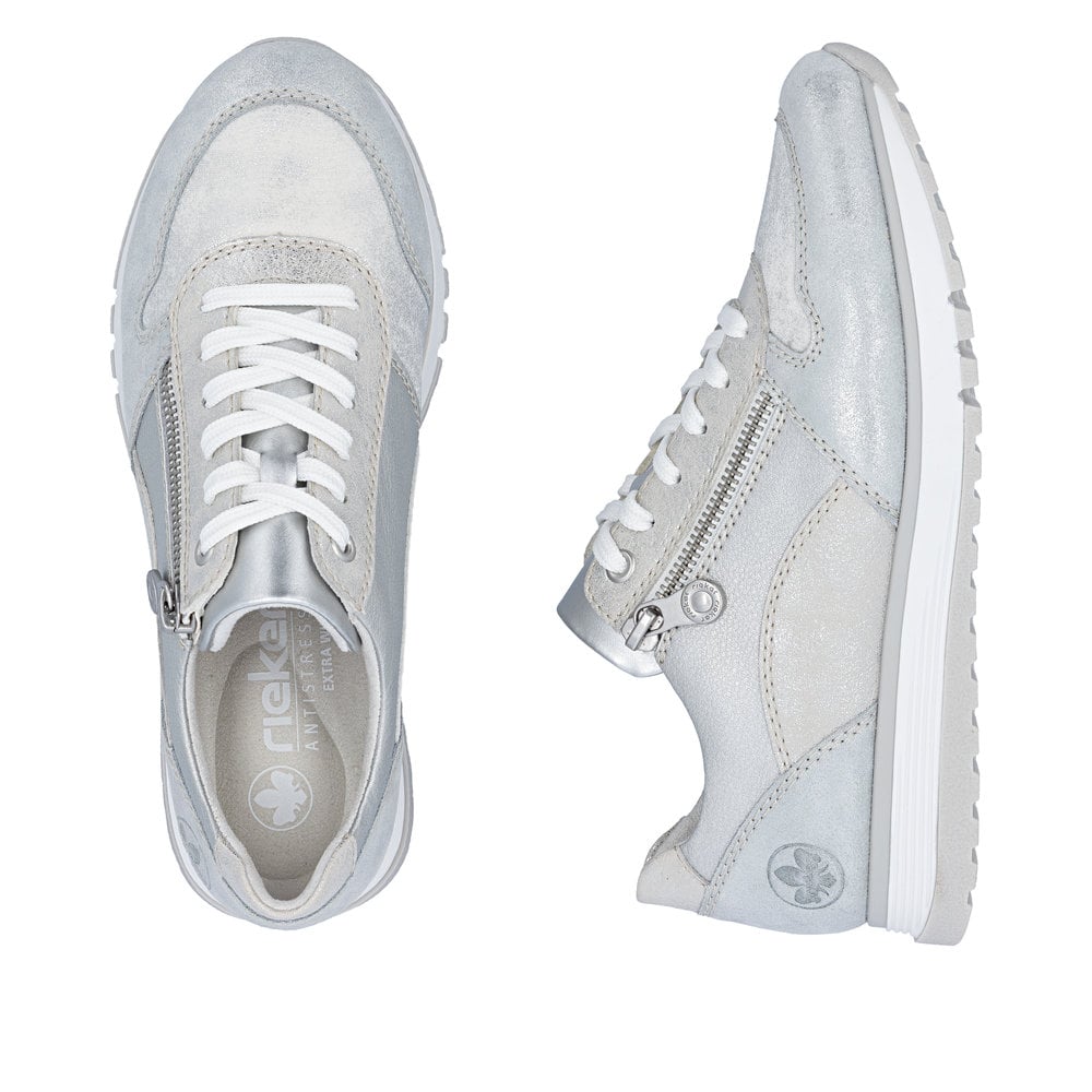 Silberne Rieker Damen Sneaker Low 49003-91 mit metallischem Finish. Schuh von oben, liegend.