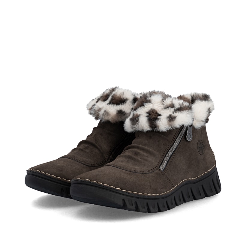 Dunkelbraune Rieker Damen Kurzstiefel 57551-25 mit weichem Kragen. Schuhpaar seitlich schräg.