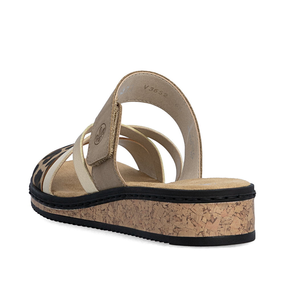 Beige Rieker Damen Pantoletten V3652-62 mit Klettverschluss sowie leichter Sohle. Schuh von hinten.