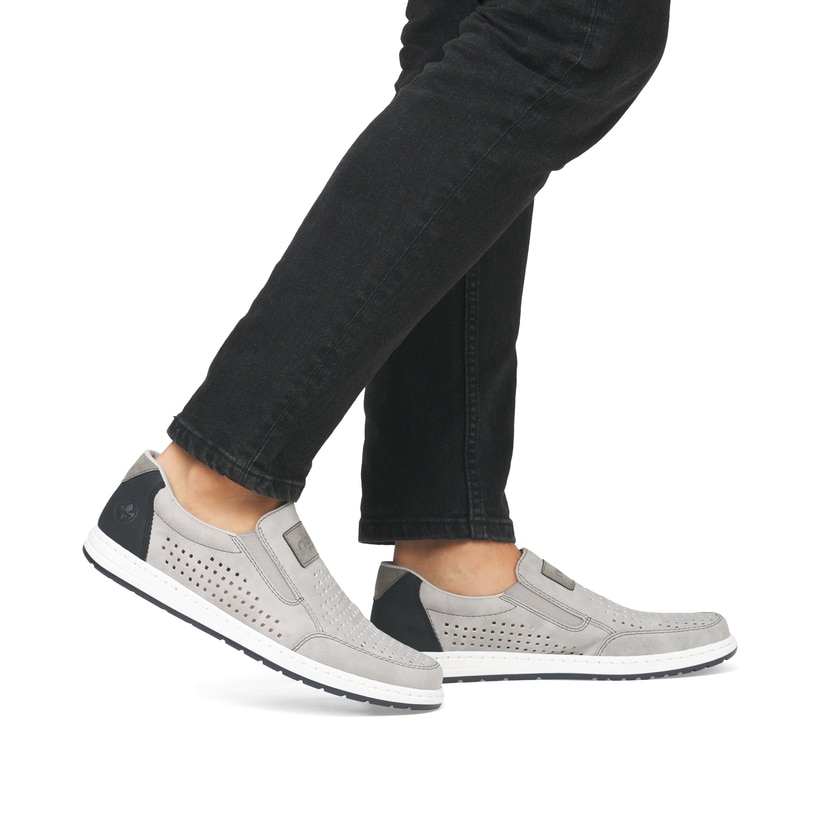 Graue Rieker Herren Slipper 18267-40 mit einem Gummizug sowie Komfortweite G 1/2. Schuh am Fuß.