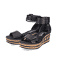 Schwarze Rieker Keilsandaletten 68194-00 mit trendiger Schnalle. Schuhpaar seitlich schräg.