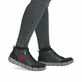Grünschwarze Rieker Damen Kurzstiefel L0306-54 aus Glattleder mit rundem Logo. Schuh am Fuß.