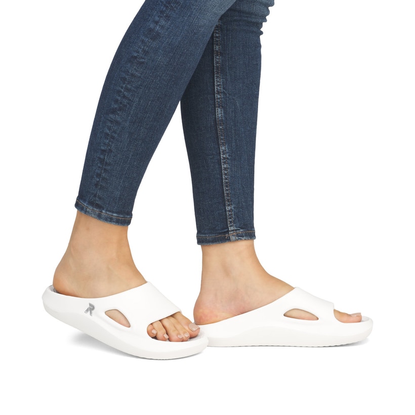Mules Rieker blanches pour femme W3450-80 avec semelle ultra légère. Chaussure au pied.