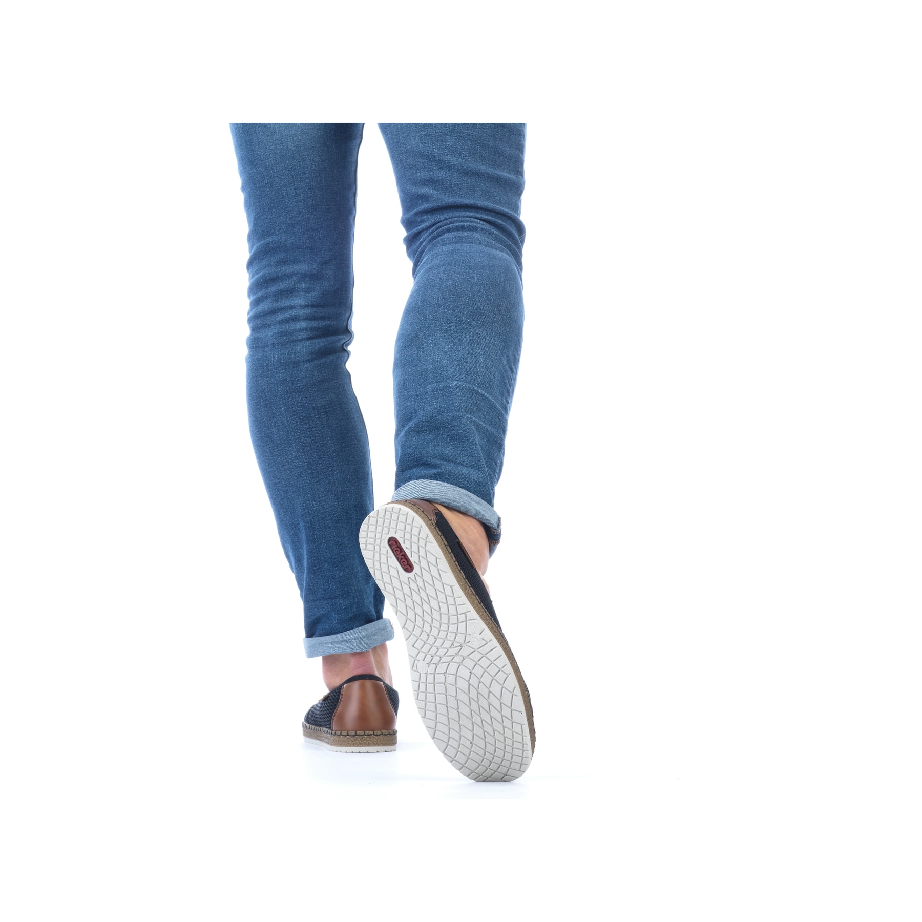 Schwarze Rieker Herren Slipper B5276-00 mit Gummizug sowie Komfortweite G 1/2. Schuh am Fuß.