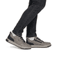 Graue Rieker Herren Sneaker Low 36000-64 mit wasserabweisender RiekerTEX-Membran. Schuh am Fuß.