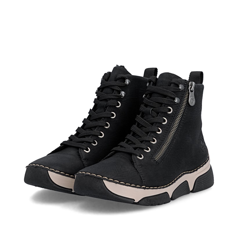 Schwarze Rieker Damen Schnürstiefel 45920-01 mit markanter Anflechter-Naht. Schuhpaar seitlich schräg.