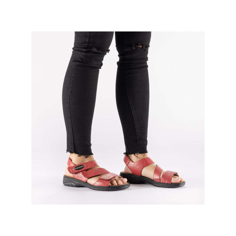 Rote Rieker Damen Riemchensandalen 64573-33 aus Glattleder. Schuh am Fuß.