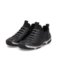 Schwarze Rieker Damen Slipper 55952-00 mit einem Gummizug. Schuhpaar seitlich schräg.