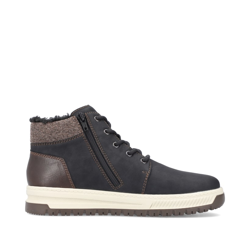 Asphaltschwarze Rieker Herren Schnürstiefel 38542-00 mit einer robusten Profilsohle. Schuh von hinten
