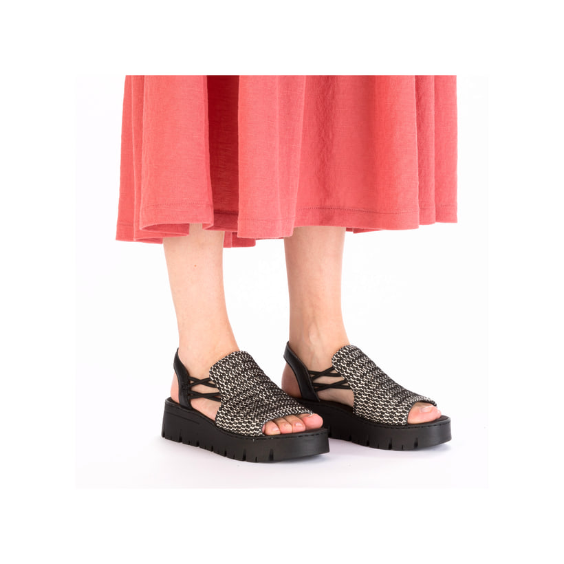 Sandales compensées Rieker noires femme V1051-00 avec bande élastique. Chaussure au pied.