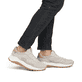 Beige waschbare Rieker Herren Sneaker Low U1302-62 mit einer Schnürung. Schuh am Fuß.