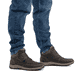 Dunkelbraune Rieker Herren Kurzstiefel 03680-25 aus Glattleder. Schuh am Fuß.