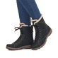 
Tiefschwarze Rieker Damen Kurzstiefel Z0070-00 mit einer robusten Profilsohle. Schuh seitlich schräg