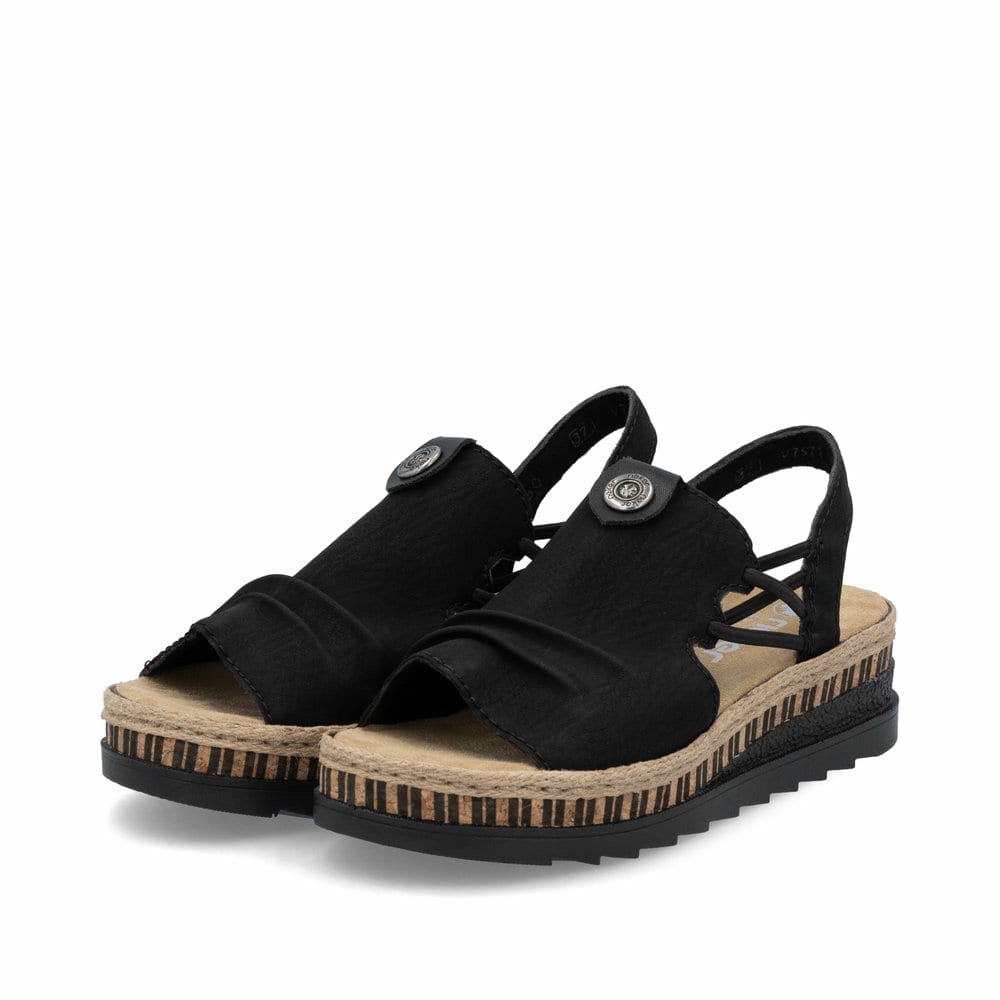 Schwarze Rieker Keilsandaletten V7972-00 mit modischen Raffungen sowie Gummizug. Schuhpaar seitlich schräg.