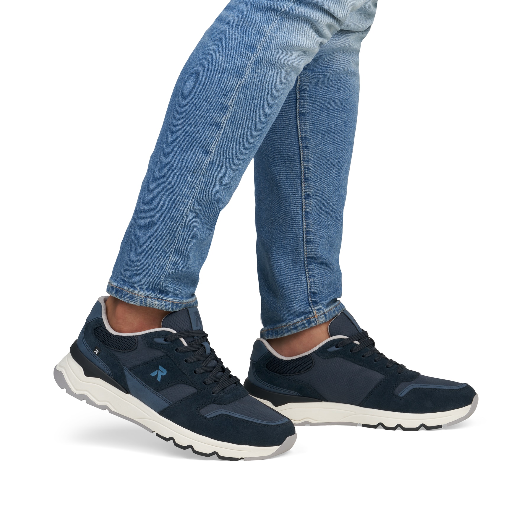 Blaue Rieker Herren Sneaker Low U0905-14 mit Schnürung sowie flexibler Sohle. Schuh am Fuß.
