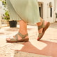Grüne Rieker Damen Riemchensandalen V2862-52 mit einem Klettverschluss. Schuh am Model.