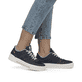 Blaue Rieker Damen Sneaker Low W0706-14 mit einer strapazierfähigen Sohle. Schuh am Fuß.
