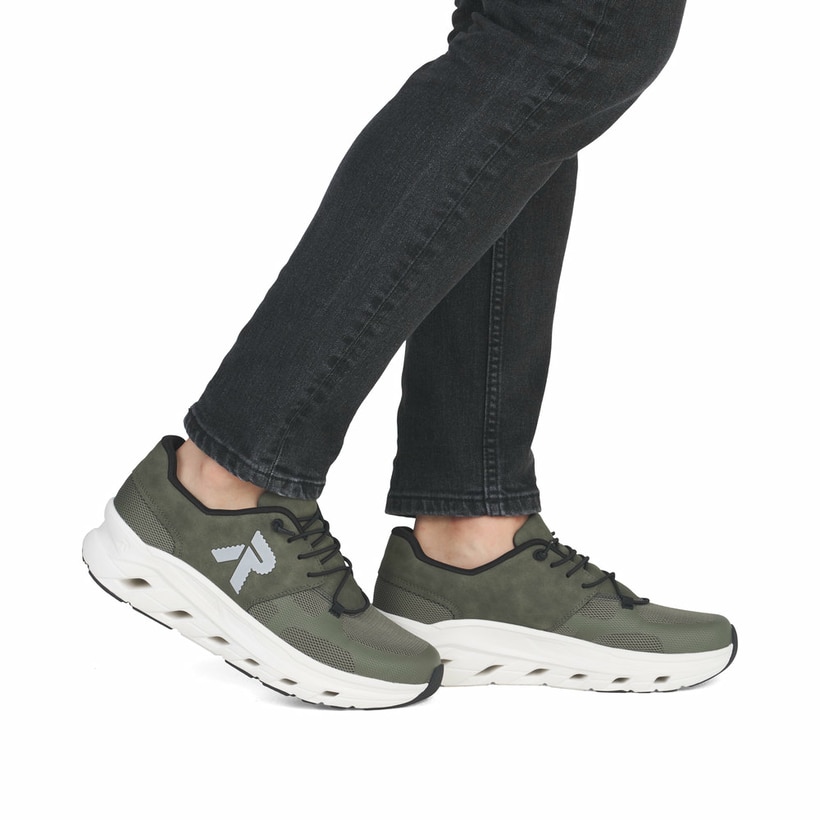 Grüne Rieker Herren Sneaker Low U3500-54 mit Schnürung sowie ultraleichter Sohle. Schuh am Fuß.