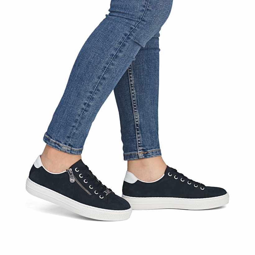 Baskets basses Rieker bleues pour femme L59L1-15 en cuir velours. Chaussure au pied.