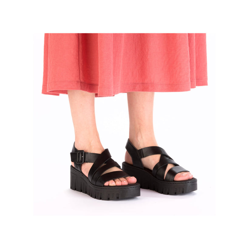 Schwarze Rieker Keilsandaletten 68063-00 mit trendiger Schnalle. Schuh am Fuß.