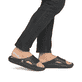Schwarze Rieker Herren Pantoletten U3450-00 mit einer ultraleichten Sohle. Schuh am Fuß.