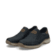 Blaue Rieker Herren Slipper 03365-14 mit einem Gummizug sowie der Extraweite H. Schuhpaar seitlich schräg.