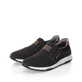 Schwarze Rieker Herren Slipper B3450-00 mit einem Gummizug sowie Extraweite H. Schuhpaar seitlich schräg.