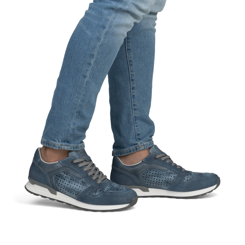 Blaue Rieker Herren Sneaker Low U0312-12 mit Schnürung sowie Komfortweite G 1/2. Schuh am Fuß.