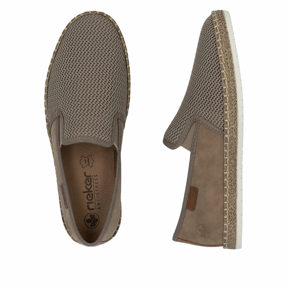 Beige Rieker Herren Slipper B5265-65 mit einem Gummizug sowie Komfortweite G 1/2. Schuh von oben, liegend.