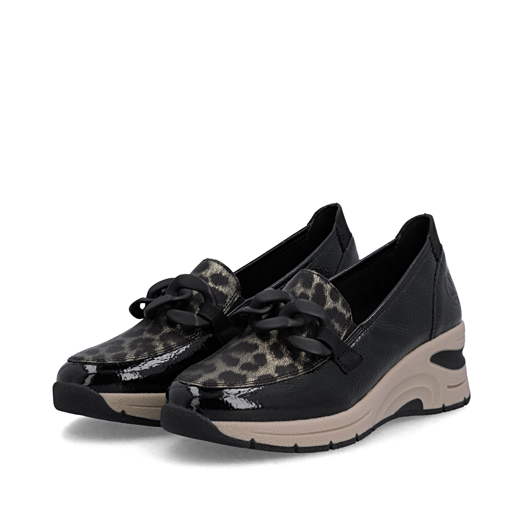 Schwarze Rieker Damen Loafer N9350-00 mit Deko-Kette sowie einem Gummizug. Schuhpaar seitlich schräg.
