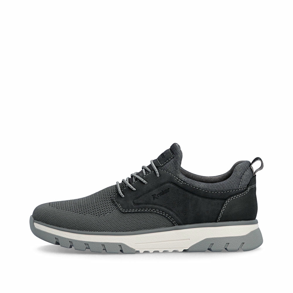 Schwarze Rieker Herren Slipper B9352-00 mit einem Gummizug sowie Extraweite H. Schuh Außenseite.