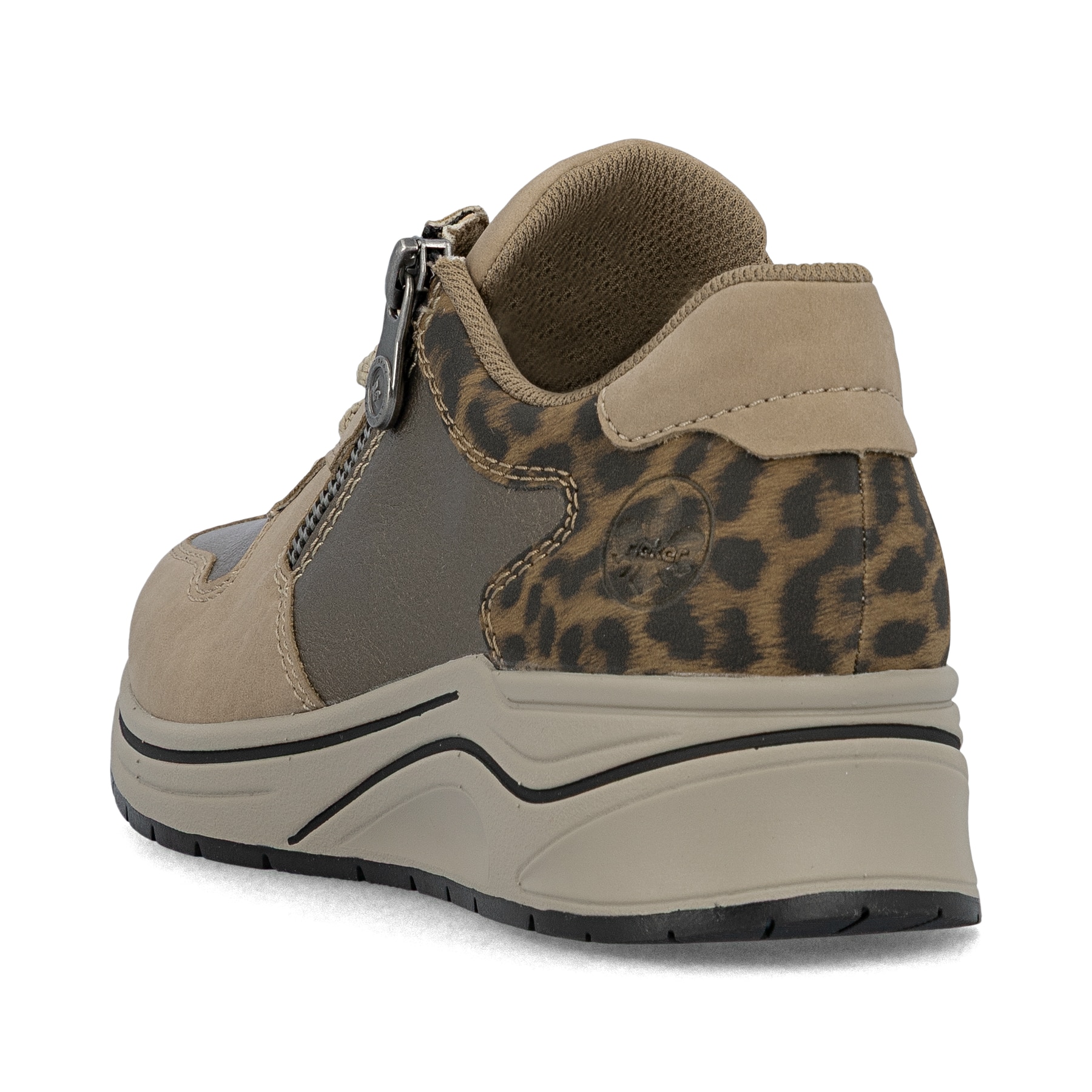 Beige Rieker Damen Sneaker Low N9503-20 mit Leo-Print sowie einem Reißverschluss. Schuh von hinten.