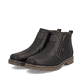 Dunkelbraune Rieker Herren Kurzstiefel 39871-25 aus Glattleder. Schuhpaar seitlich schräg.