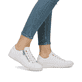 Weiße Rieker Damen Sneaker Low N0900-81 mit einem Reißverschluss. Schuh am Fuß.