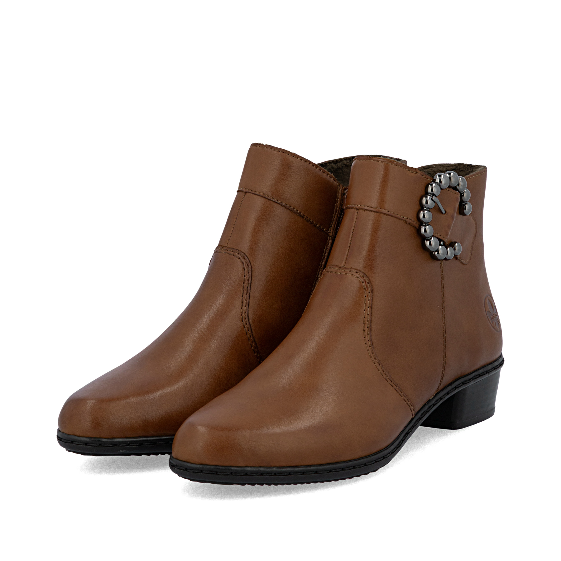 Braune Rieker Damen Stiefeletten Y0797-24 aus Glattleder mit trendiger Schnalle. Schuhpaar seitlich schräg.