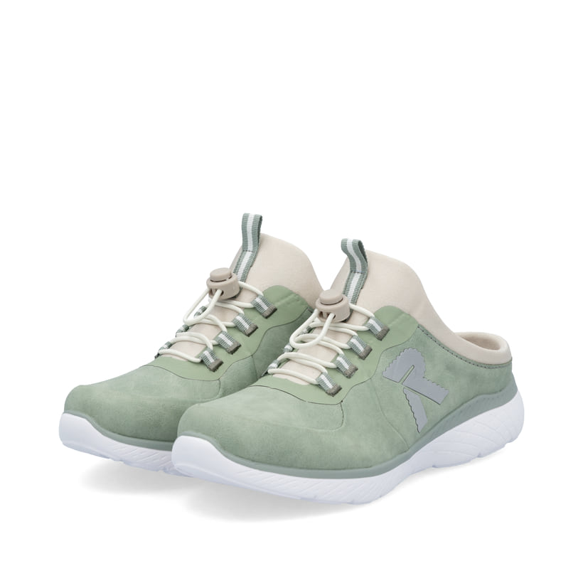 Grüne Rieker Damen Clogs M5056-52 mit einem Gummizug sowie einer flexiblen Sohle. Schuhpaar seitlich schräg.