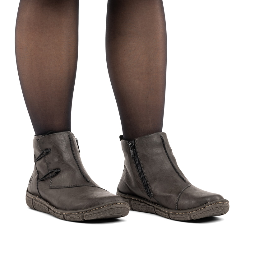 Dunkelgraue Rieker Damen Kurzstiefel Z3782-45 mit einem Reißverschluss. Schuh am Fuß.