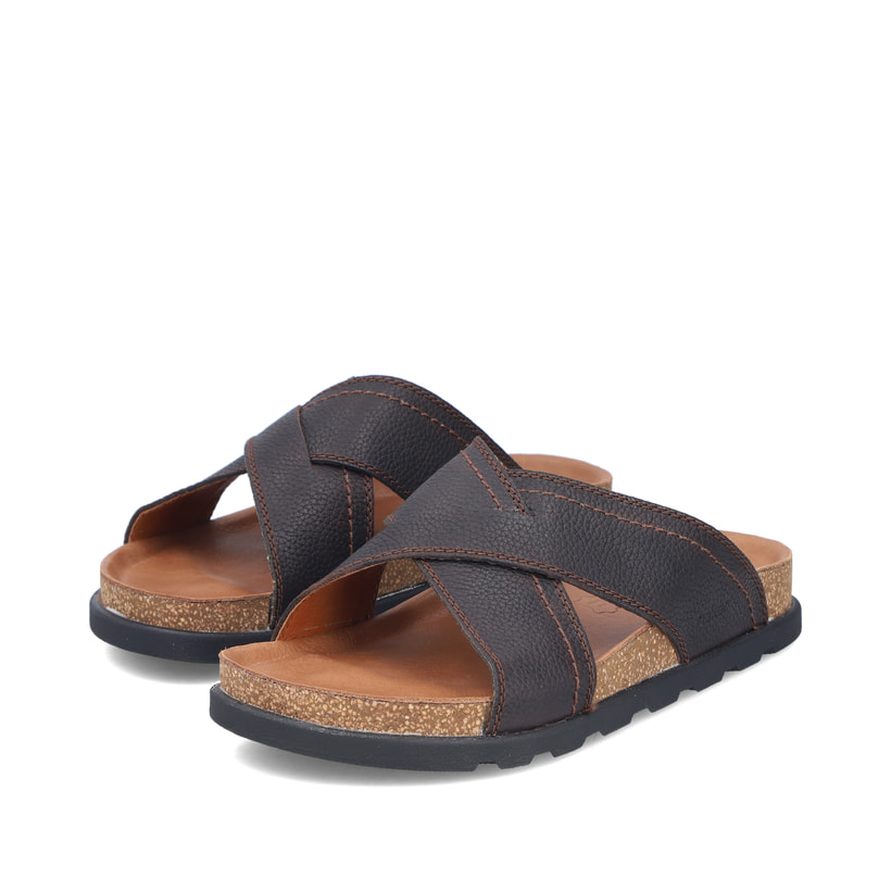 Braune Rieker Herren Pantoletten 21192-25 mit Extraweite H sowie flexibler Sohle. Schuhpaar seitlich schräg.