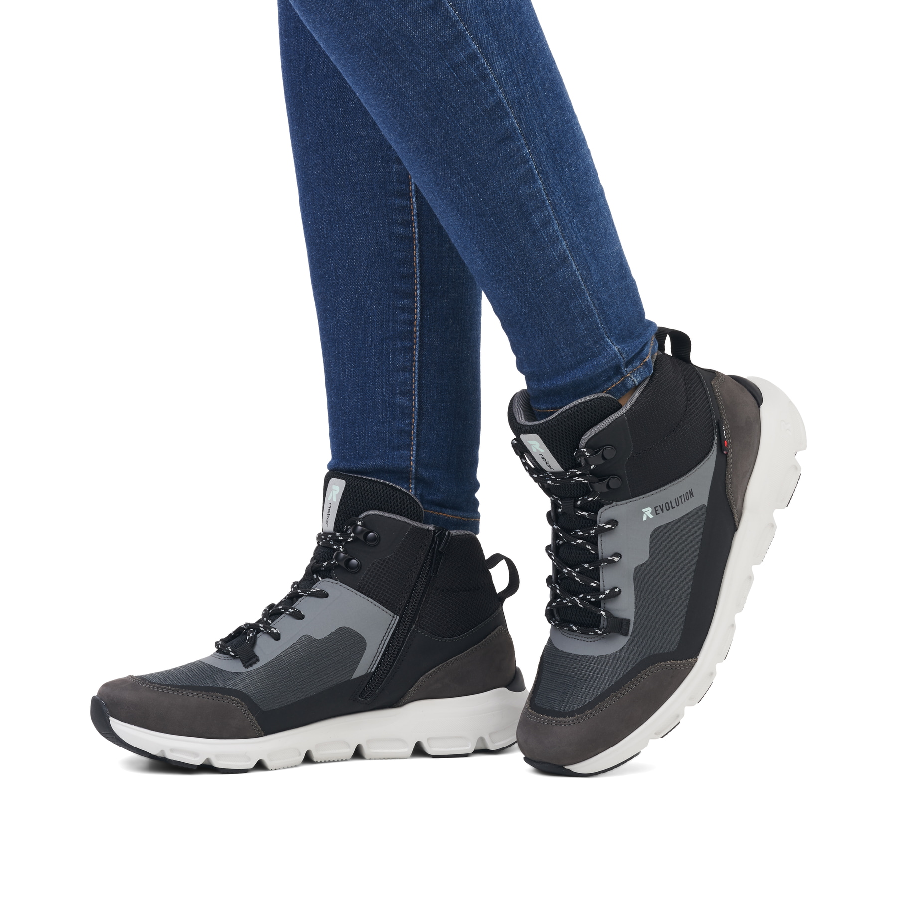 Graue Rieker Damen Sneaker High 40460-45 mit wasserabweisender TEX-Membran. Schuh am Fuß.