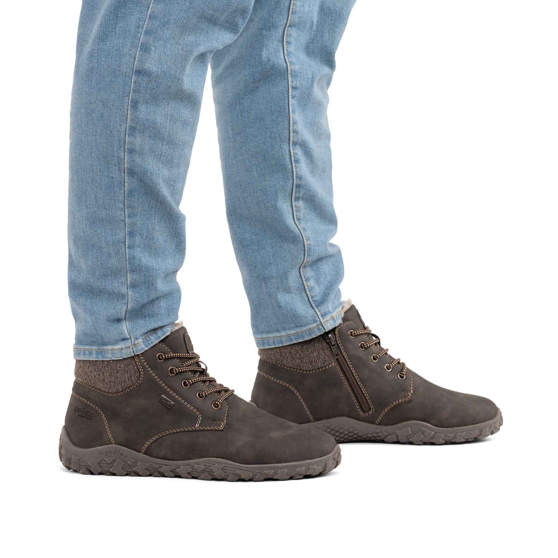 Dunkelbraune Rieker Herren Schnürstiefel 08130-25 mit dem Highflex-Feature. Schuh am Fuß.
