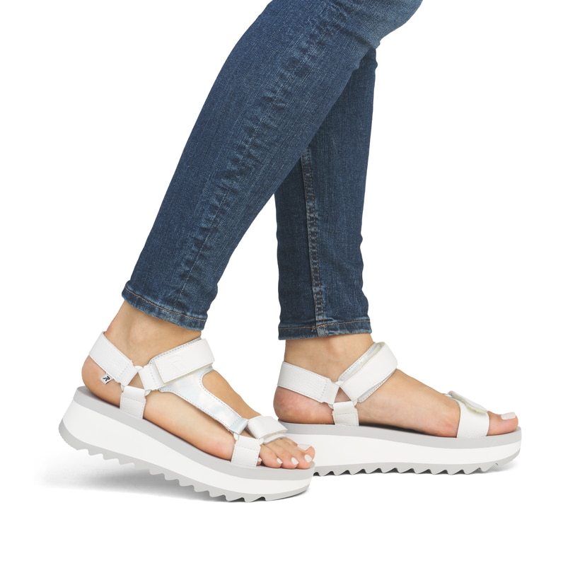 Weiße Rieker Damen Riemchensandalen W3051-80 mit einem Klettverschluss. Schuh am Fuß.