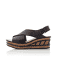Schwarze Rieker Keilsandaletten 68189-00 mit einem Elastikeinsatz. Schuh Außenseite.
