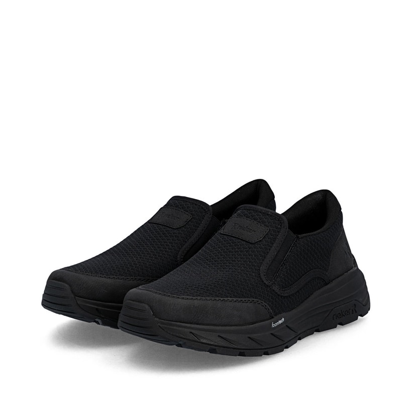 Schwarze Rieker Herren Slipper 06152-00 mit einem Gummizug sowie Gel-Fußbett. Schuhpaar seitlich schräg.