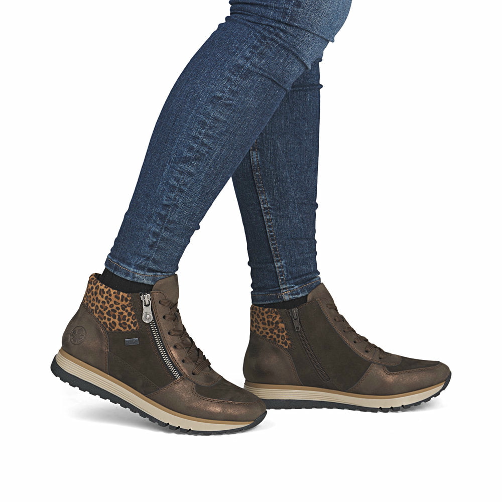 Braune Rieker Damen Kurzstiefel 49040-24 mit wasserabweisender RiekerTEX-Membran. Schuh am Fuß.