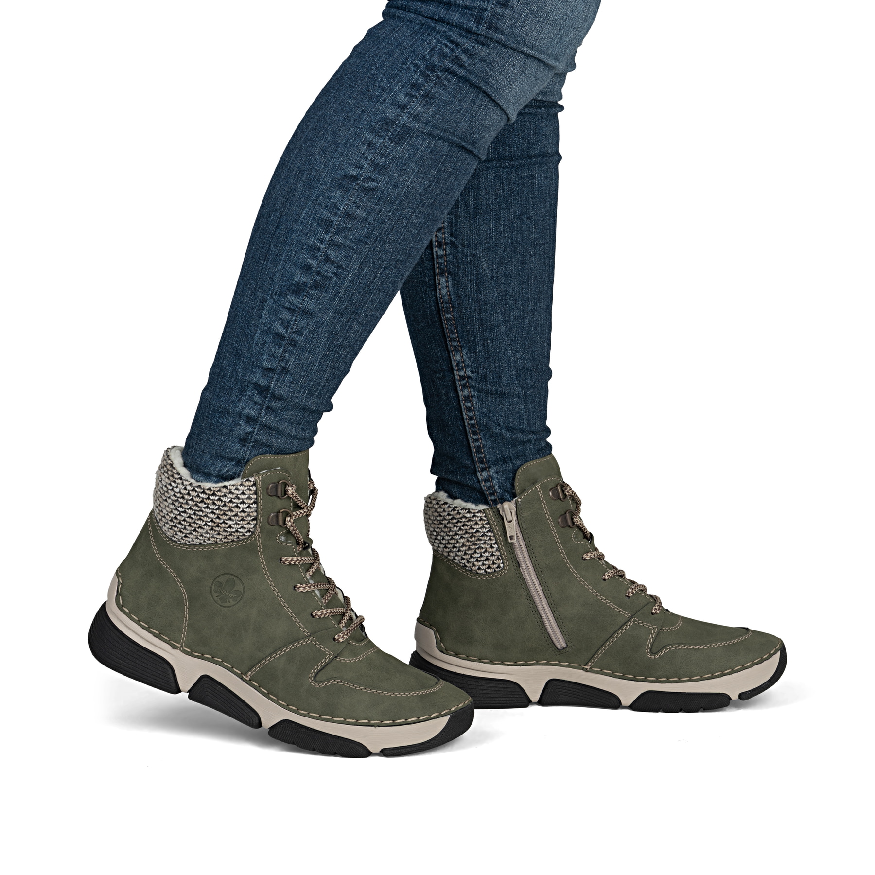 Khaki-schwarze Rieker Damen Schnürstiefel 45955-54 mit Strick-Kragen. Schuh am Fuß.