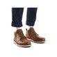 Karamellbraune Rieker Herren Schnürstiefel 30011-22 mit einem Reißverschluss. Schuh am Fuß.