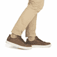 Braune Rieker Herren Sneaker Low U0701-22 aus Rauleder mit einer Schnürung. Schuh am Fuß.