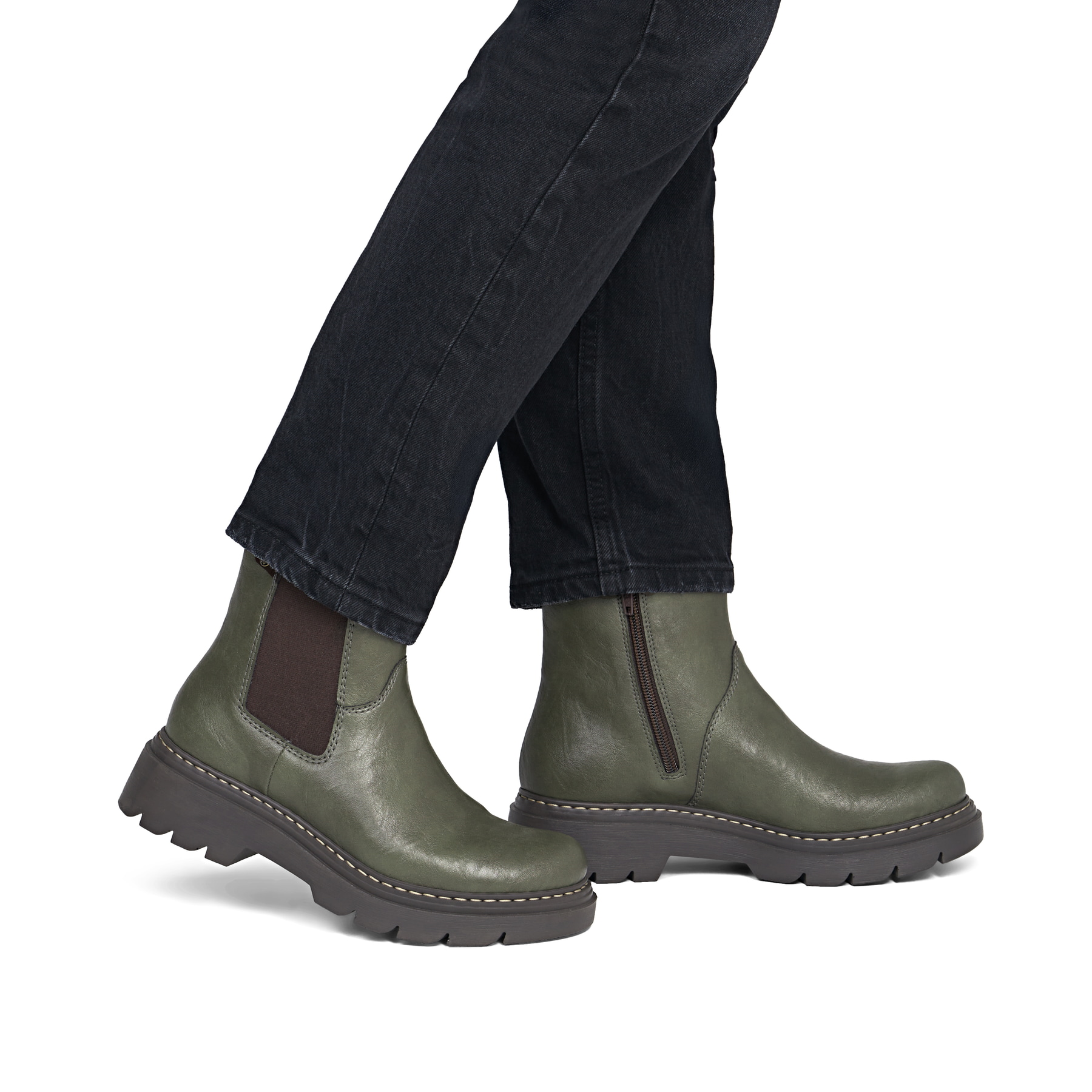 Dunkelgrüne Rieker Damen Chelsea Boots 76750-54 mit einem Reißverschluss. Schuh am Fuß.